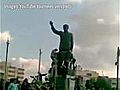 Syrie: des manifestants s’attaquent à une statue du père d&#039;Assad