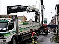 Camion bloqué par un trou de 18 mètres