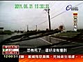 雨中超車打滑吉普車對撞砂石車