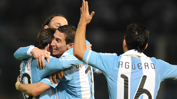 Argentina goleó a Costa Rica por 3-0 y clasificó a cuartos