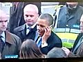 Obama parle à un inconnu au téléphone