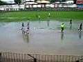 Verrückte Wasserschlacht beim brasilianischen Fußball