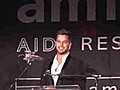 Ricky Martin dedica premio humanitario a una joven camboyana infectada de sida