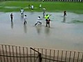 Un match de foot continue malgré un terrain inondé