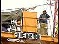 Trabajador protesta subido en una grúa