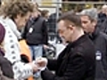 Banda irlandesa U2 distribui autógrafos em Berlim