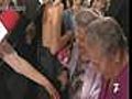 Belén invita a unas mujeres del público a la premiere