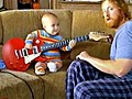 Unglaublich cool: Baby spielt professionell Gitarre