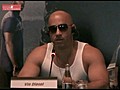 Vin Diesel ganha selinho em coletiva