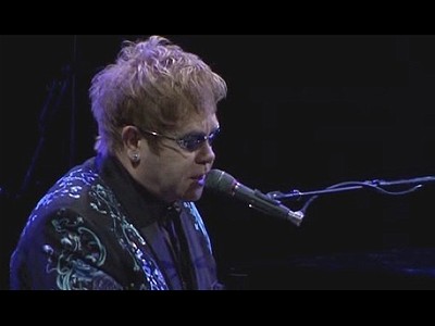 Elton John canta para o filho