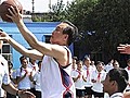 Chinese premier shows off hoops skills