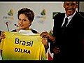 Dilma Roussef reçoit le maillot officiel des JO de 2016