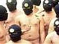 Estudiantes se quitan la ropa para participar en una carrera