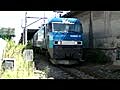 2010年8月28日、桜木町の小さな踏切を渡るEH200牽引の貨物列車