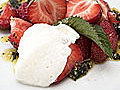 Buttermilchmousse mit Erdbeeren und Nusspesto