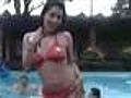 Ella es karlita bailando sensual en la piscina