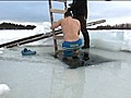 Bains de glace en Laponie pour touristes en manque de sensations