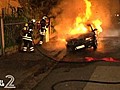 Zwei Autos stehen in Flammen