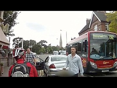 Vídeo flagra ciclista sendo agredido em Londres