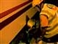 Homem cai em trilhos e fica preso sob trem
