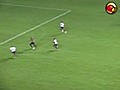 Com gol de pênalti,  Corinthians bate Bahia e assume a ponta