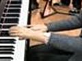 La pianista con una mano biónica recibe un piano de regalo
