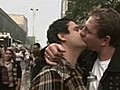 Participantes se beijam durante a 15ª Parada Gay de SP