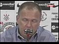 Protesto marca reapresentação do Corinthians