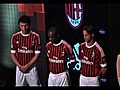 Il Milan presenta la nuova maglia,  un ritorno alla tradizione
