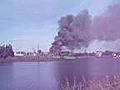 Brennende Schrottinsel in Dusiburg Hafen