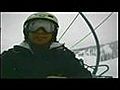 Snowboarder valt en filmt zijn eigen redding
