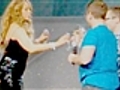 Casal gay rouba a cena em show de Mariah Carey