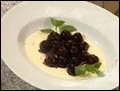 Pochierte Herzkirchen mit Vanillecreme