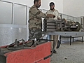Kinderen maken Libische wapens schoon