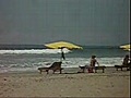 des surfeurs sur les vagues de Kuta beach