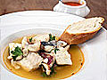 Bouillabaisse mit Baguette und Sauce Rouille