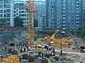 中国・湖南省の建設現場で高さ30メートルのクレーンの上半分が崩落　作業員6人負傷