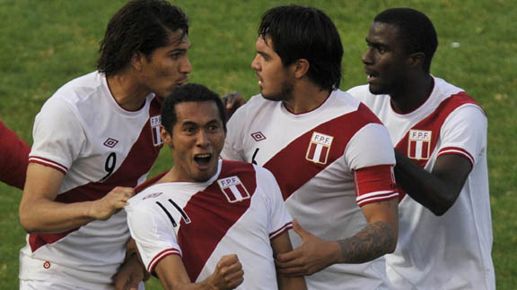 Perú avanzó a semifinales tras vencer a Colombia por 2 a 0