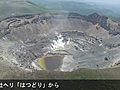 茶色に変色した霧島連山・新燃岳の火口湖