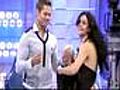 Jhoana regala un poncho a Fabián