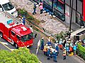 銀行に横倒しの車が衝突、１人死亡１人重体　東京