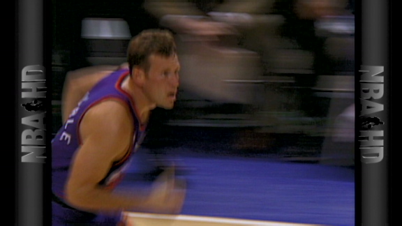 Majerle Drives the Paint