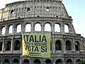 Greenpeace,  striscione al Colosseo