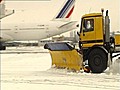 Neige: nombreux vols annulés et longues files d’attente à Roissy