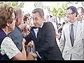 Sarkozy violemment agrippé