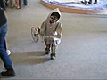 Terrorífico niño-robot zombie chino