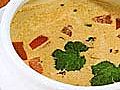 Suppe von rotem Curry mit Kokosmilch und schwarzen Linsen