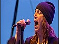 Patti Smith,  la música en la arena y bajo los paragüas