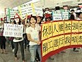港龍空中服務員機場遊行抗議人手不足