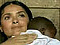 Salma Hayek allatta un bambino africano